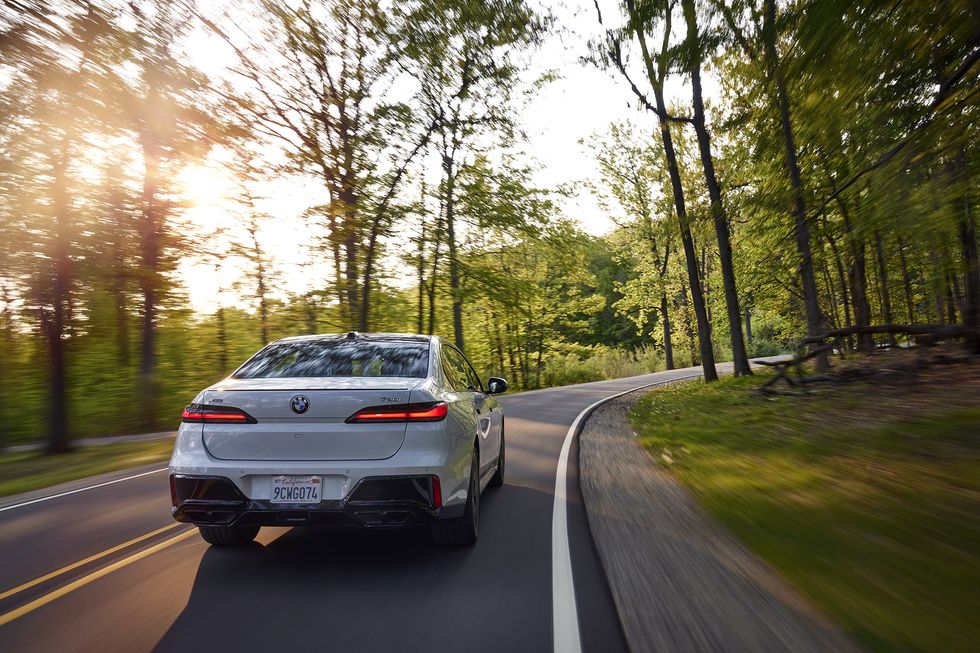 View Photos of the 2023 BMW 760i xDrive vs 2023 BMW i7 xDrive60