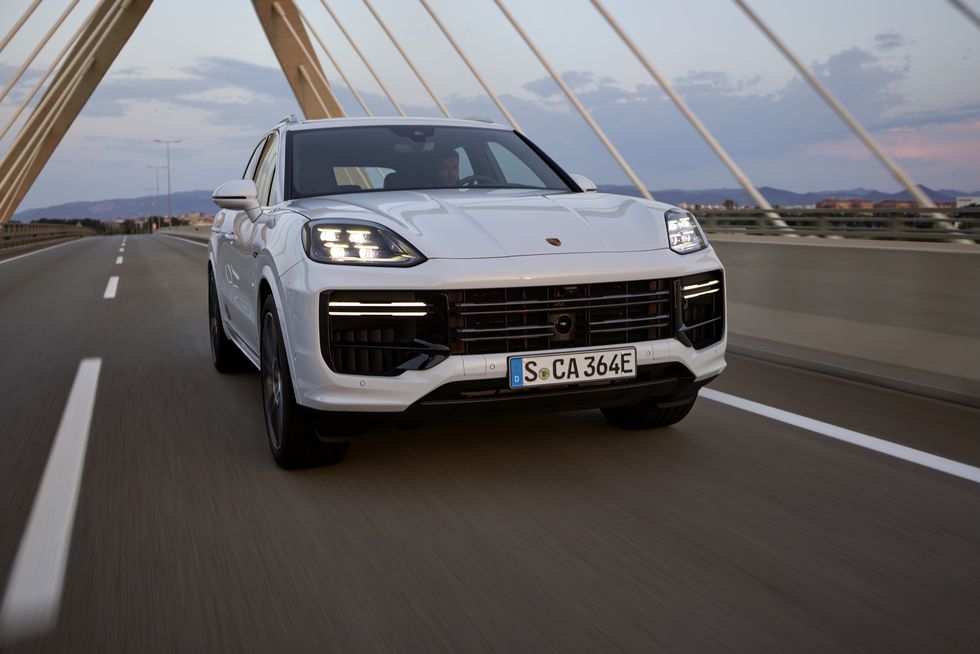2024 Porsche Cayenne Turbo E-Hybrid Rushes into Focus