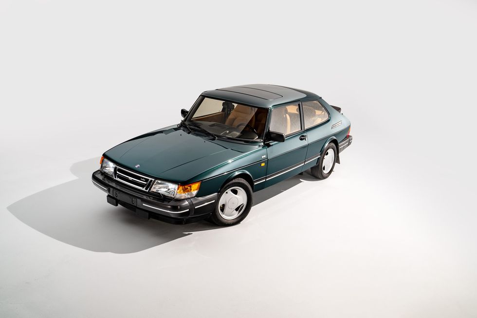 View Photos of the 1992 Saab 900