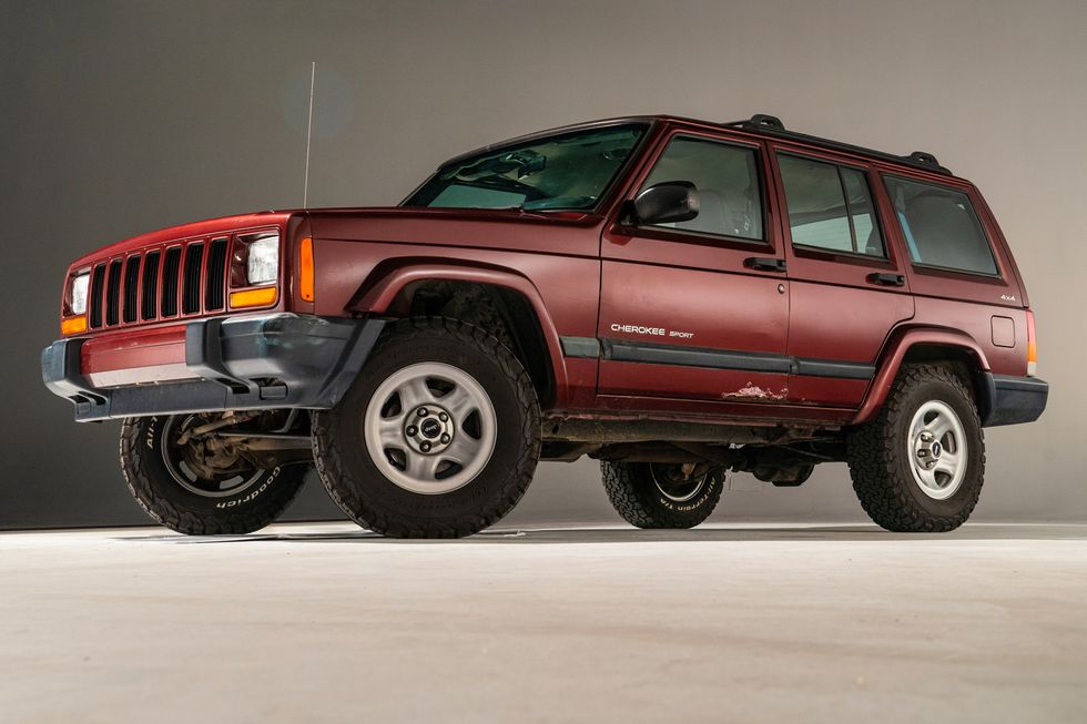 View Photos of the 2000 Jeep Cherokee
