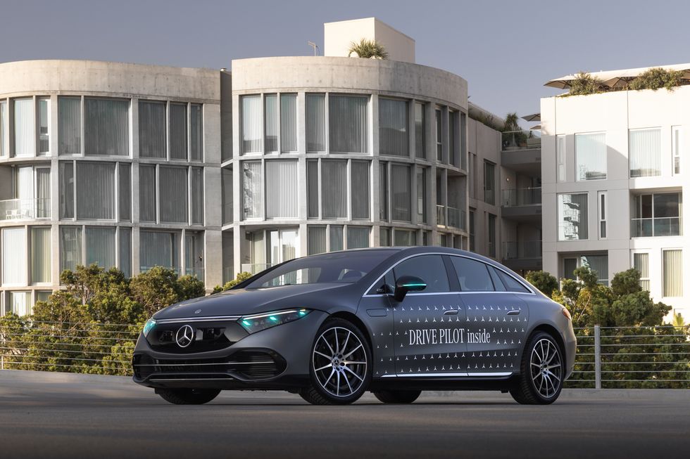 Mercedes Permitted to Use Turquoise Marker Lights for Drive Pilot