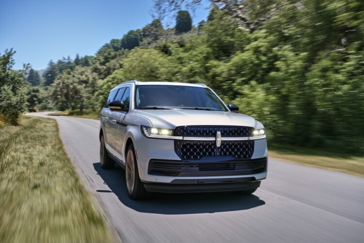View Photos of the 2025 Lincoln Navigator
