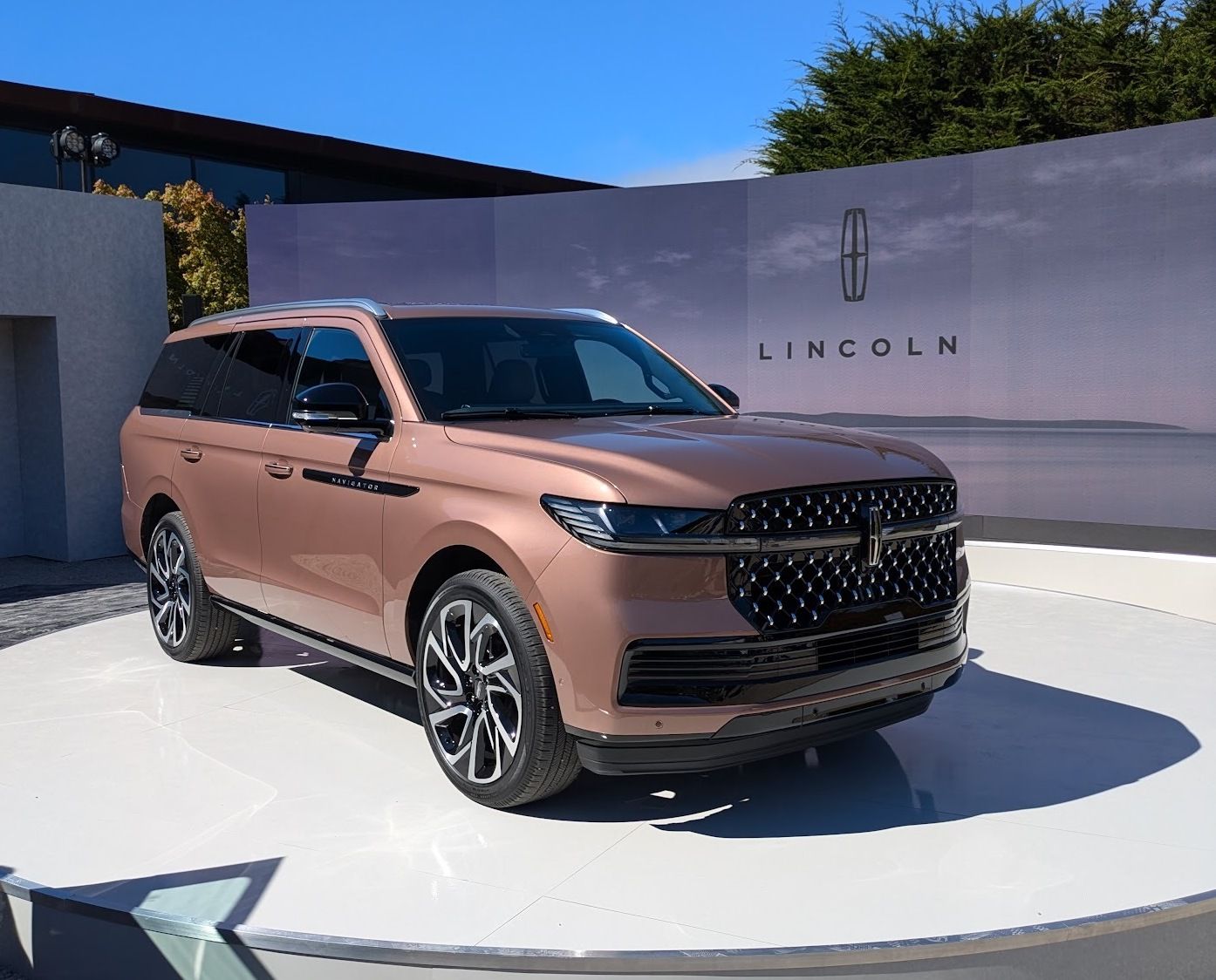 2025 Lincoln Navigator Is Grandiose and Full of Screens, as Expected