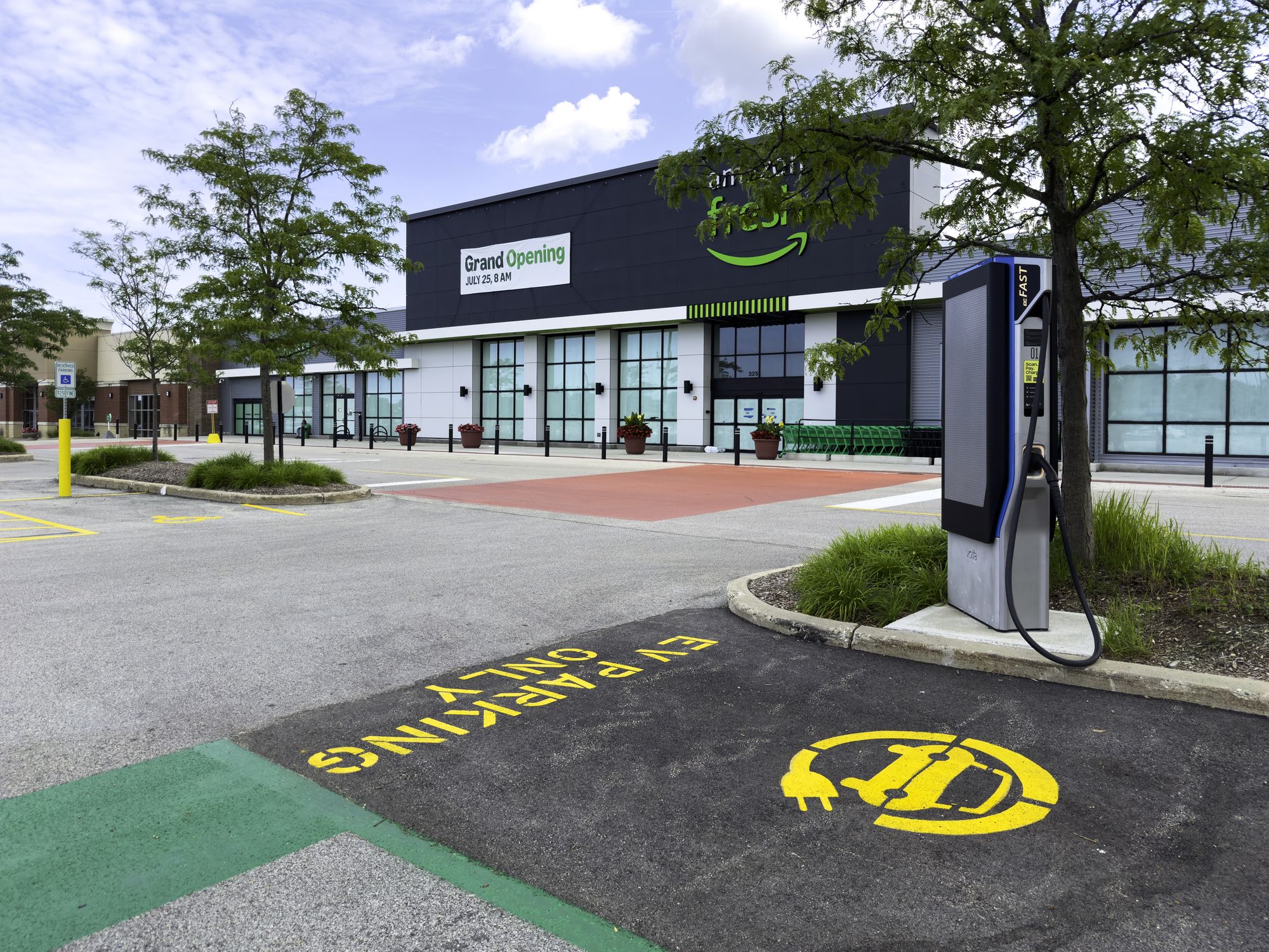 MIT Study Suggests that EV Charging Stations Boost Nearby Businesses
