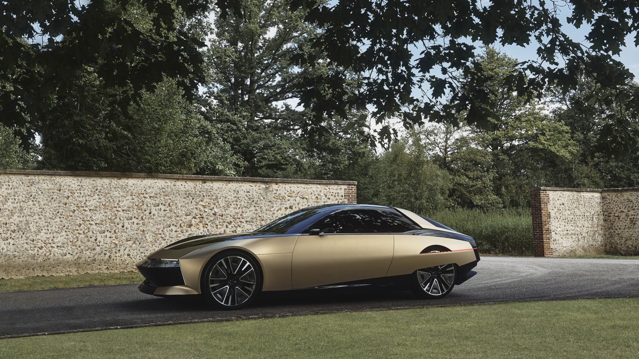 DS SM Tribute Is a Striking Two-Door Callback to the 1970s