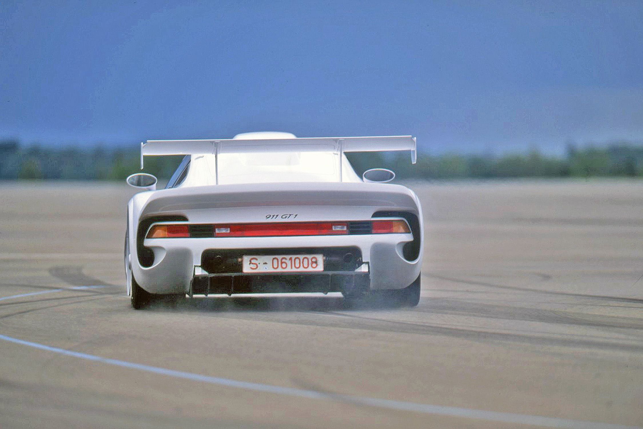 View Photos of the 1997 Porsche 911GT1