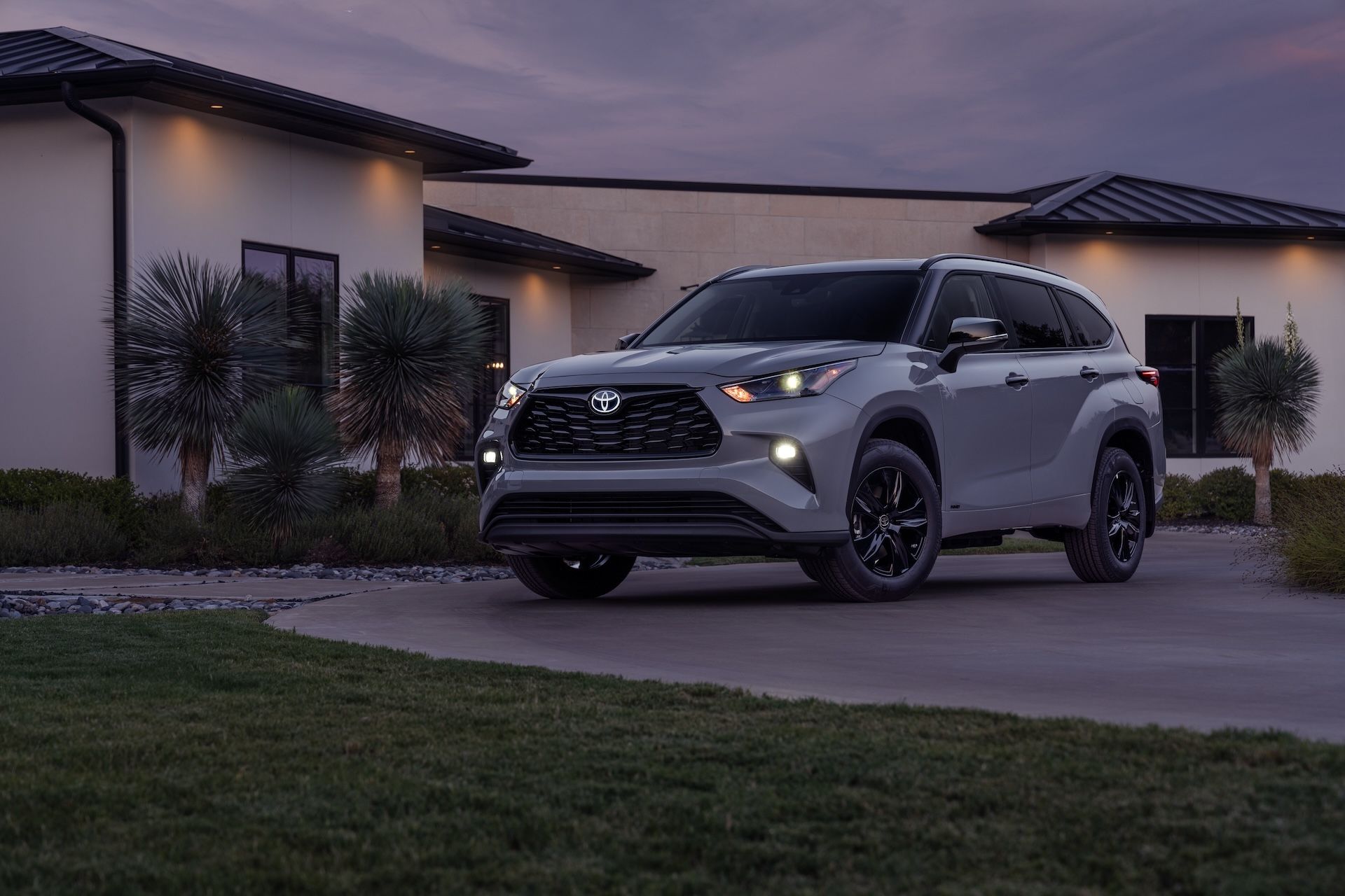 2025 Toyota Highlander Hybrid’s Base Price Rises $5K to $47,470
