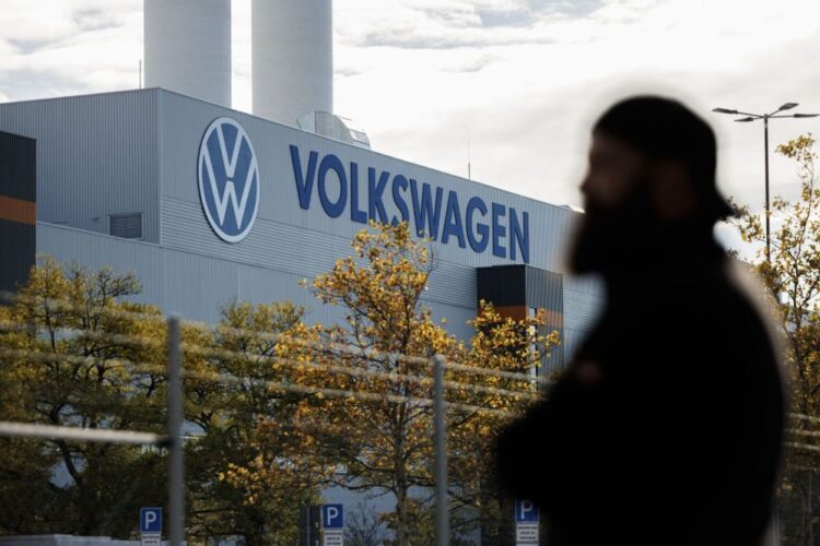 VW Plans to Close German Plants for the First Time amid Financial Woes