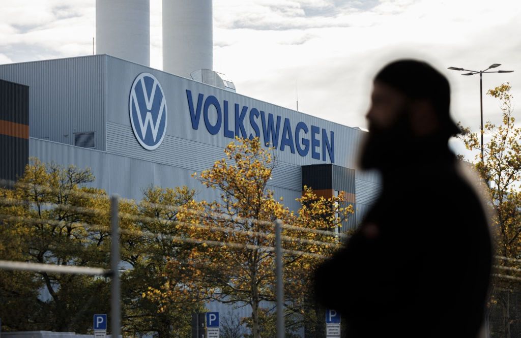 VW Plans to Close German Plants for the First Time amid Financial Woes