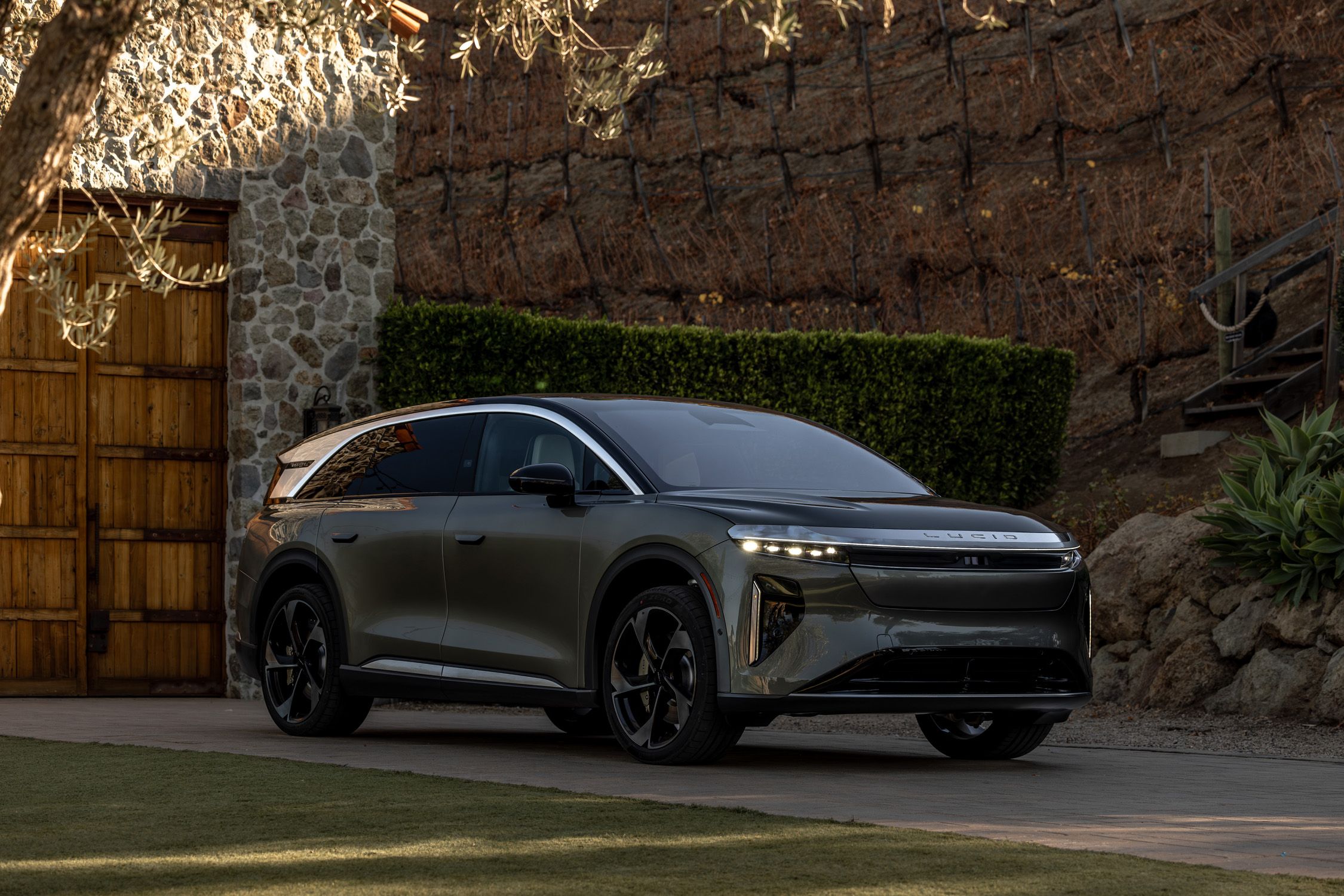 View Exterior Photos of the 2025 Lucid Gravity