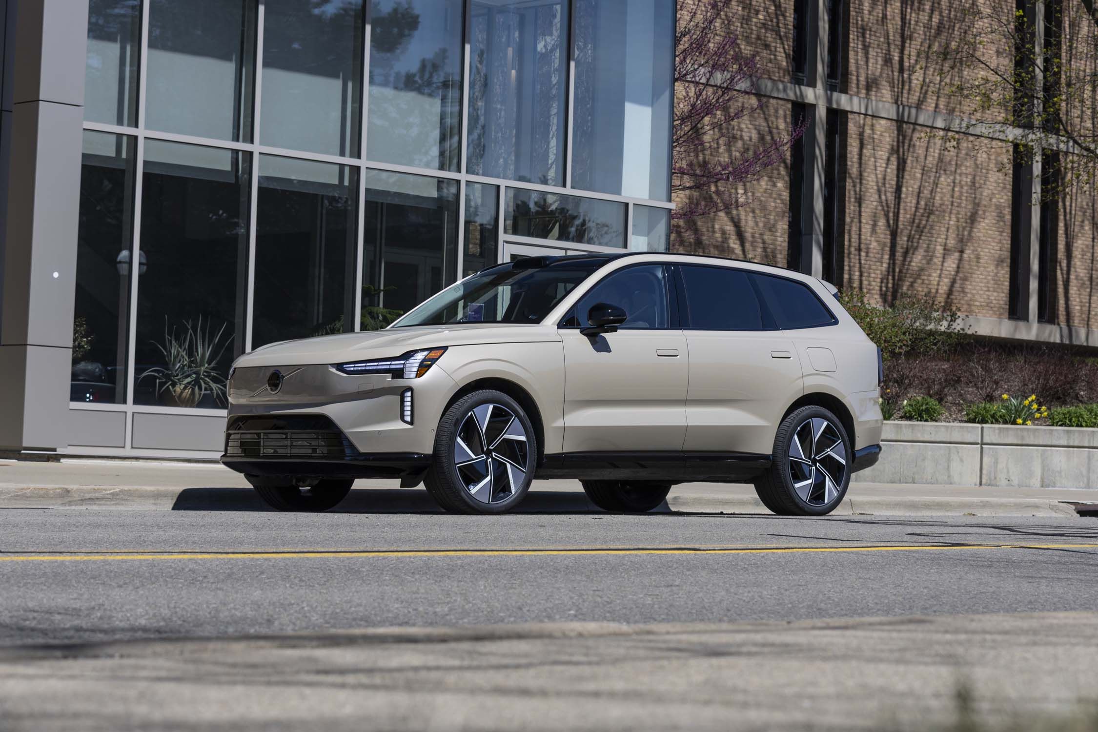 View Exterior Photos of the 2025 Volvo EX90