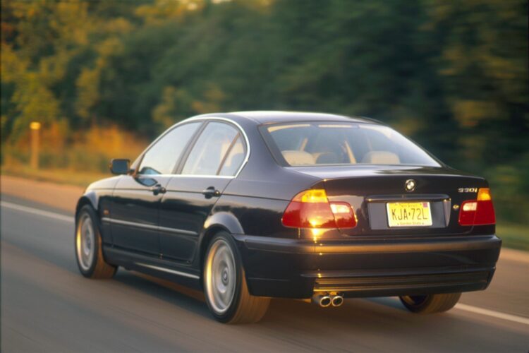 View Photos of the 2001 BMW 330i