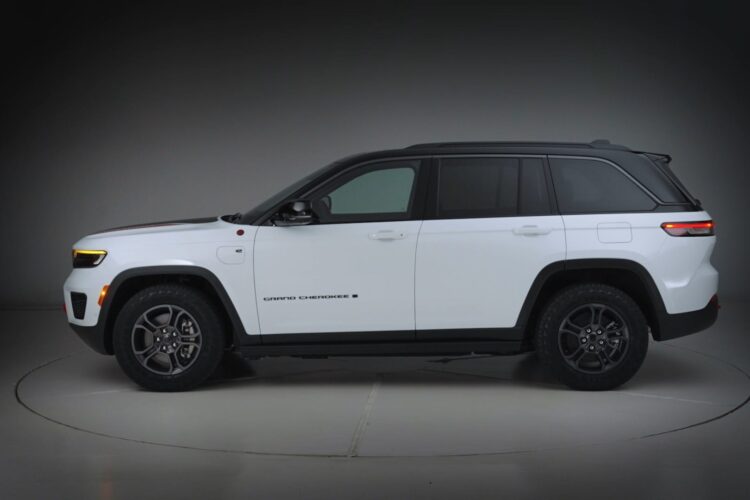 View Photos of the 2026 Jeep Grand Cherokee 4xe