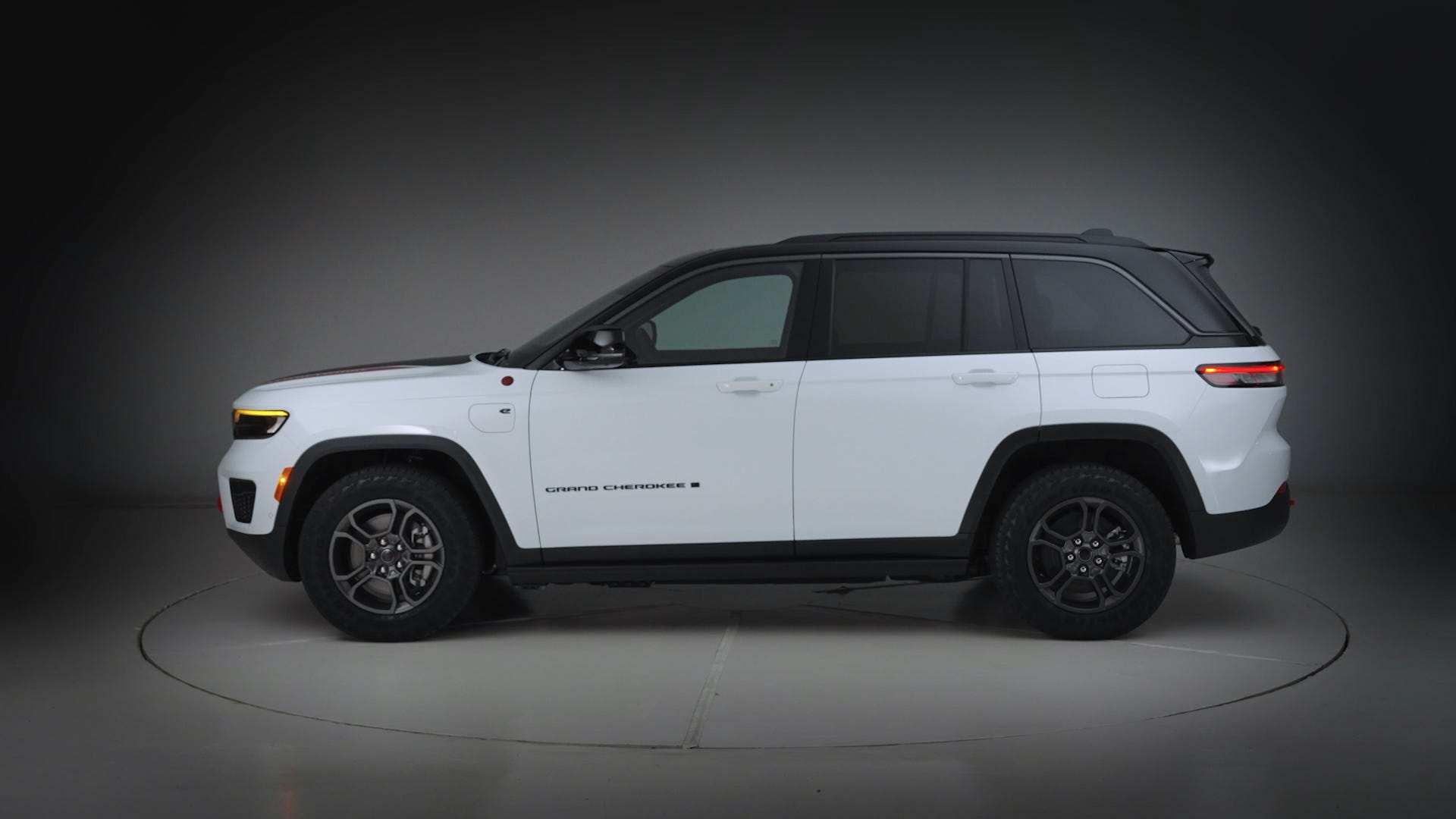 View Photos of the 2026 Jeep Grand Cherokee 4xe