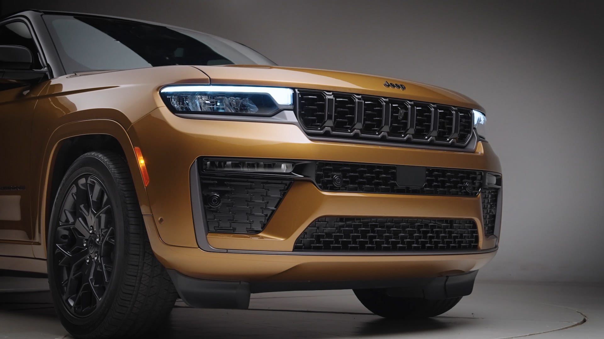 View Photos of the 2026 Jeep Grand Cherokee