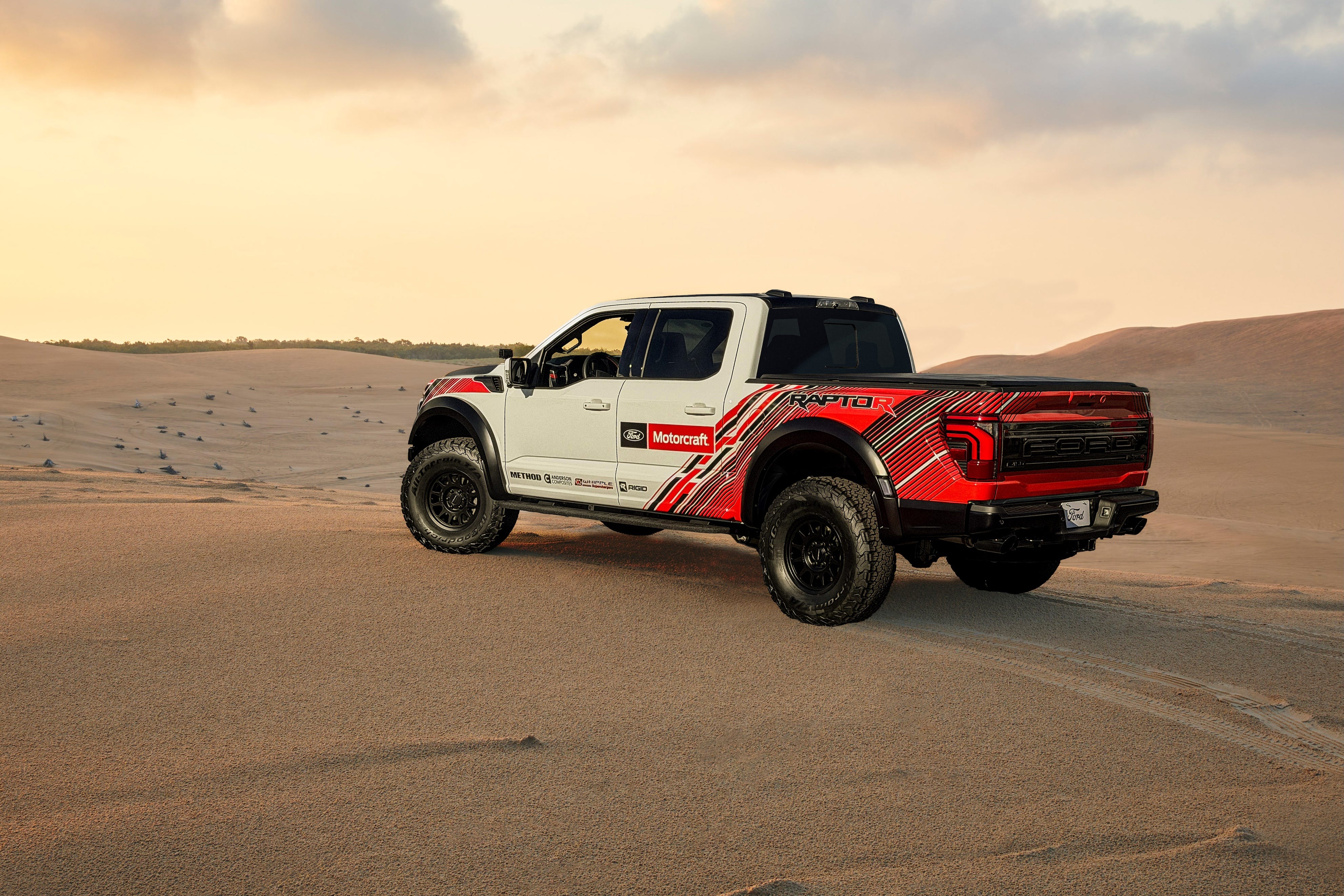 Ford Shows a Maverick Street Truck and a Muscled Raptor R at SEMA