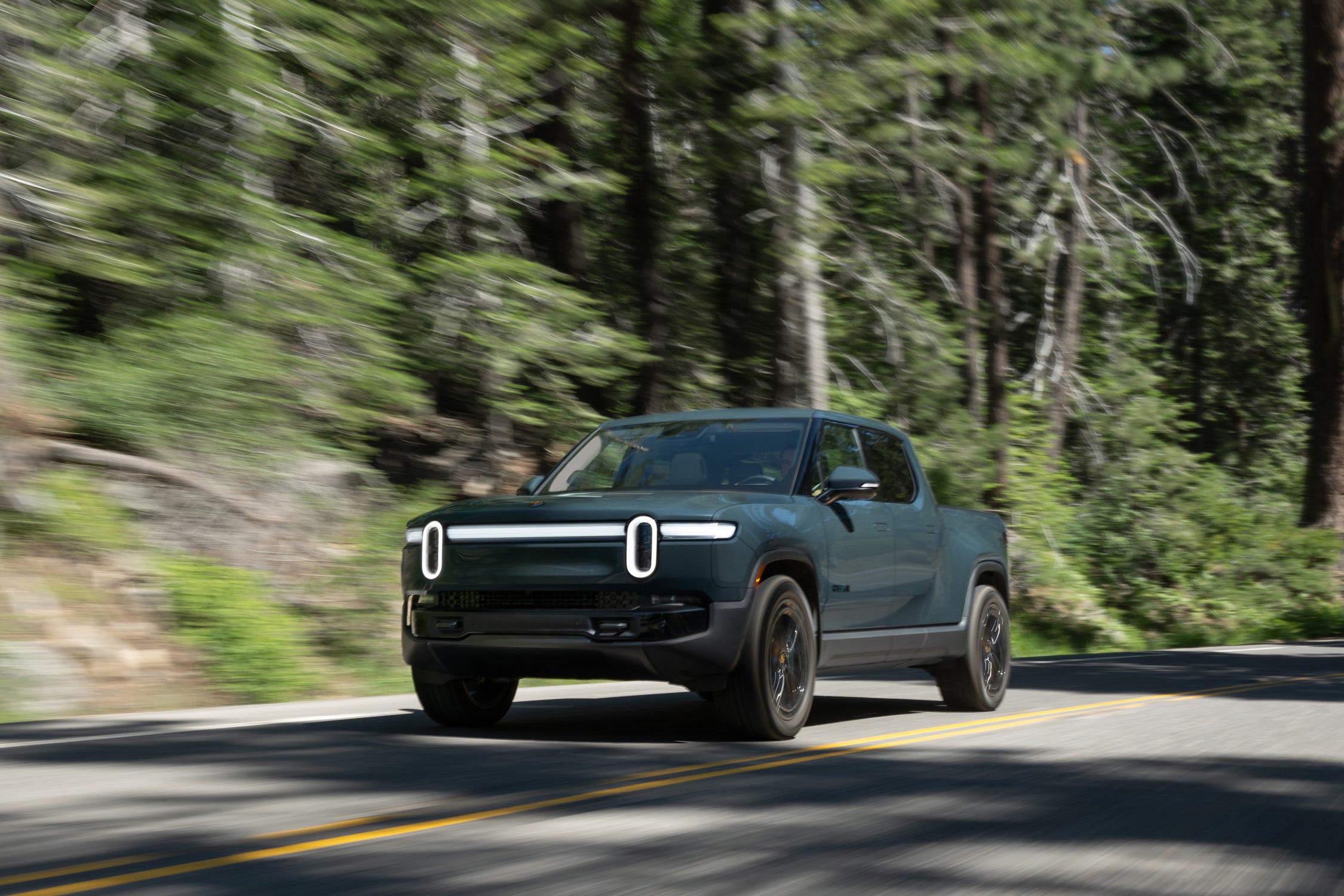 Rivian R1S and R1T to Add Expanded Hands-Free Driving and AI Assistant