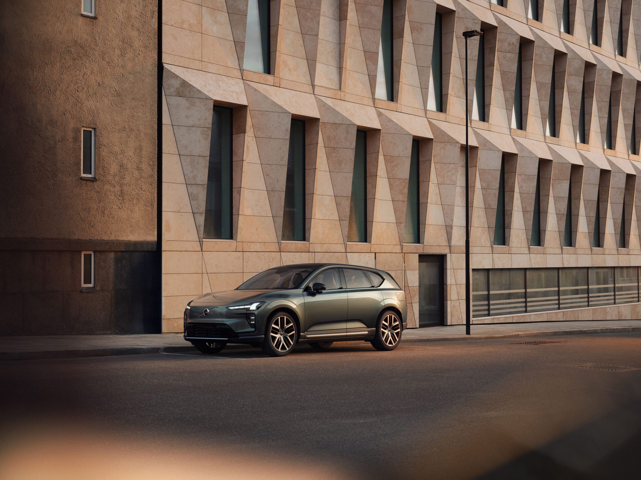 2027 Volvo EX60 Revealed with up to 670 HP and 400 Miles of Range