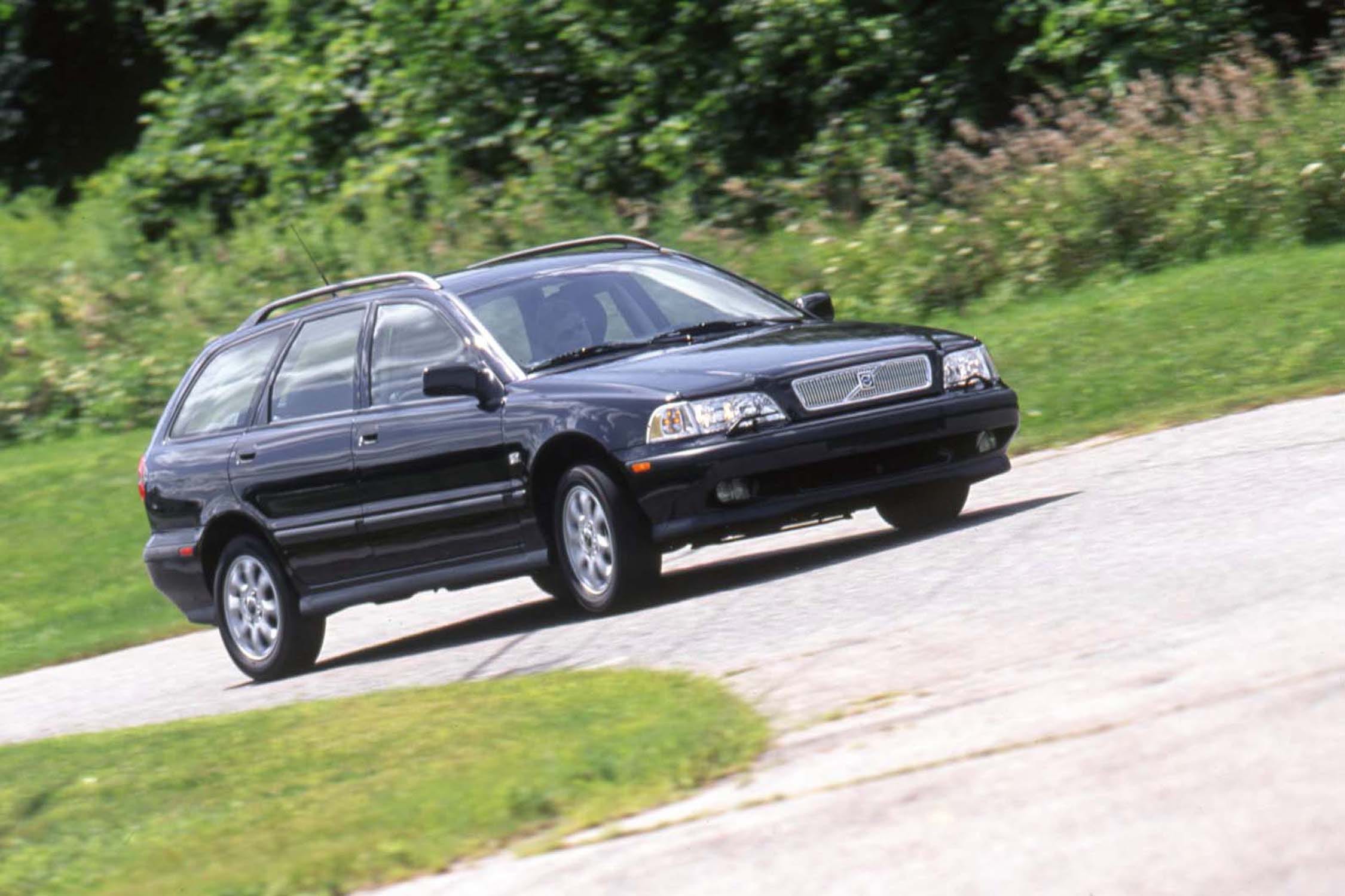 View Photos of the 2000 Volvo V40