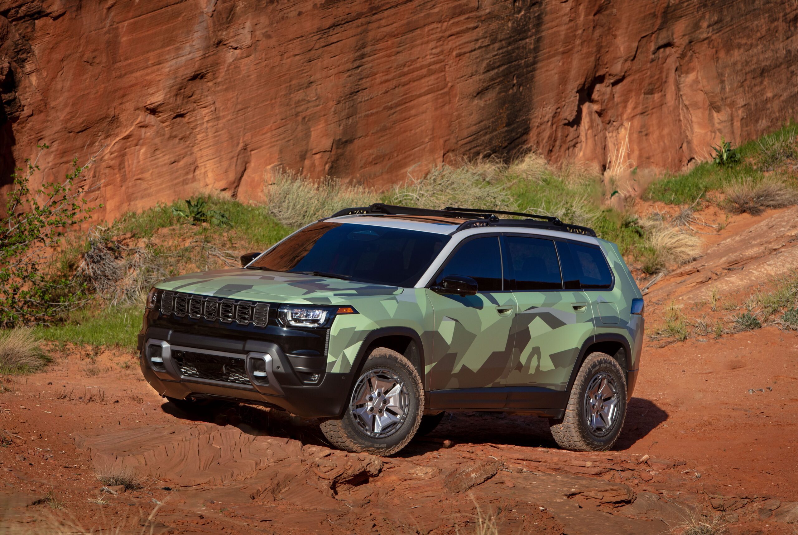 Jeep Teases Cherokee Trailhawk in Concept Form, Shows Off Extreme Recon