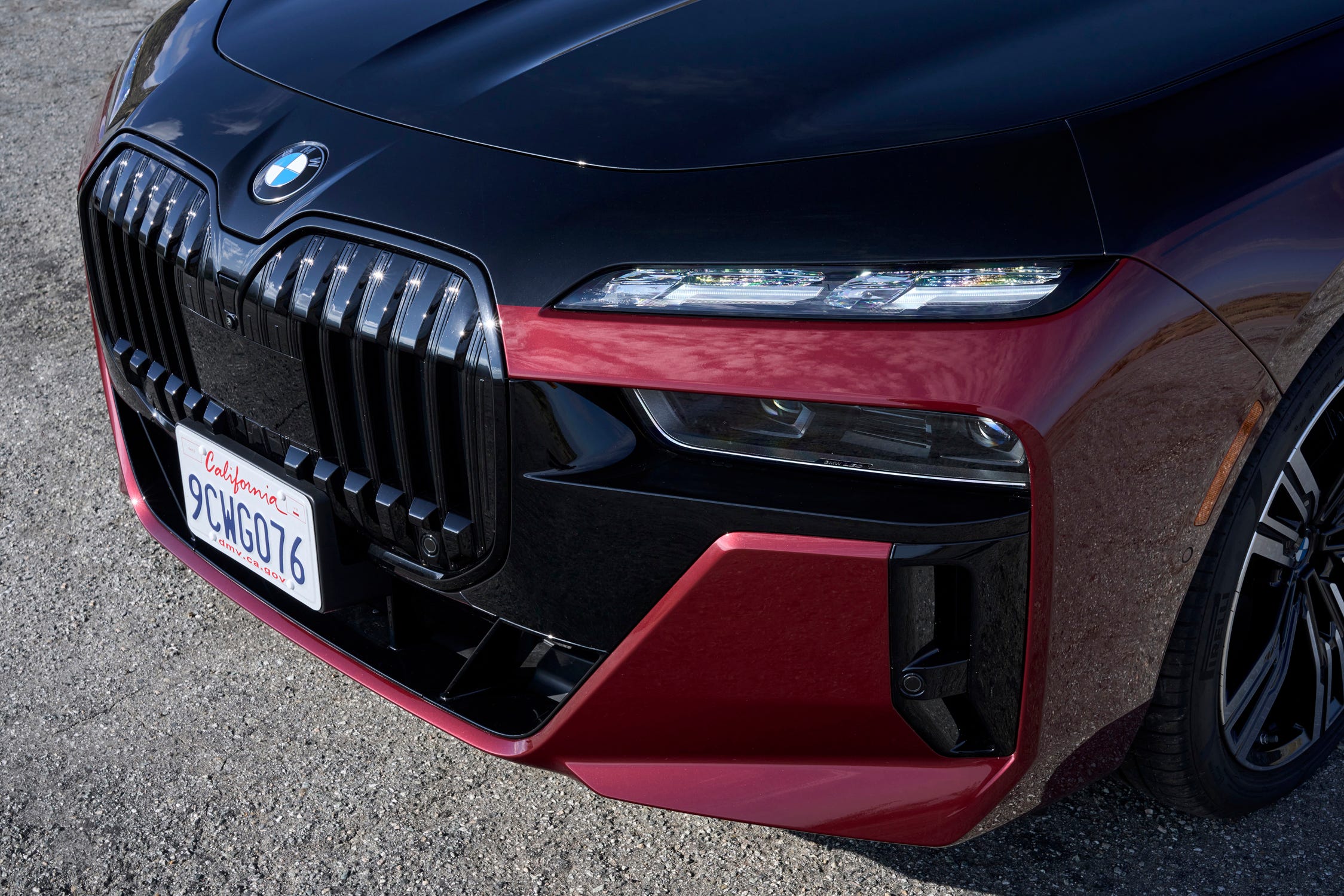BMW Gives Us Our First Look at the Facelifted 2027 7-Series Sedan