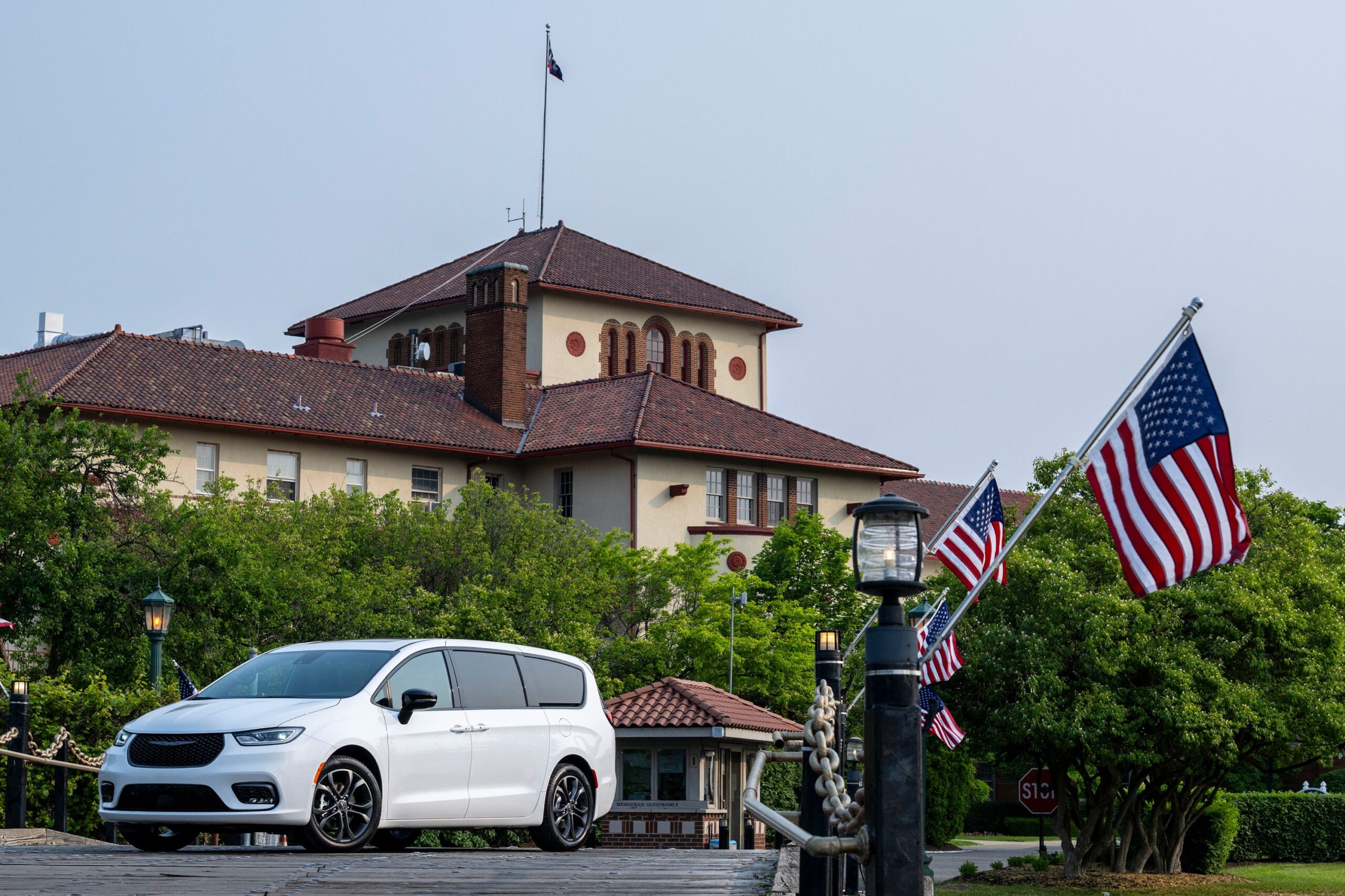 Chrysler Recalling 178K Modern Minivans Due to an Airbag Issue
