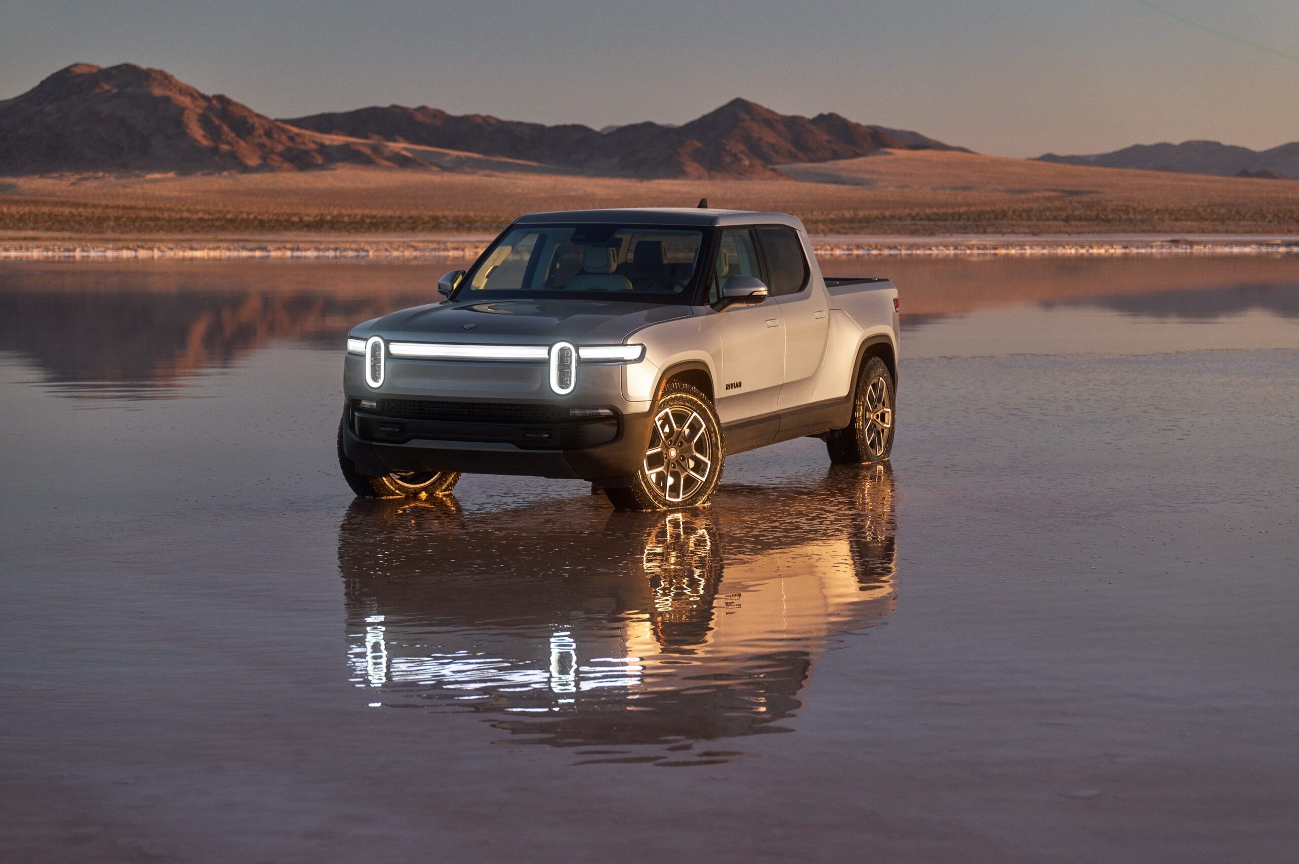 <b><strong>The 2027 Rivian R1S and R1T Are Now Better at Coddling and Trail Tackling</strong></b>