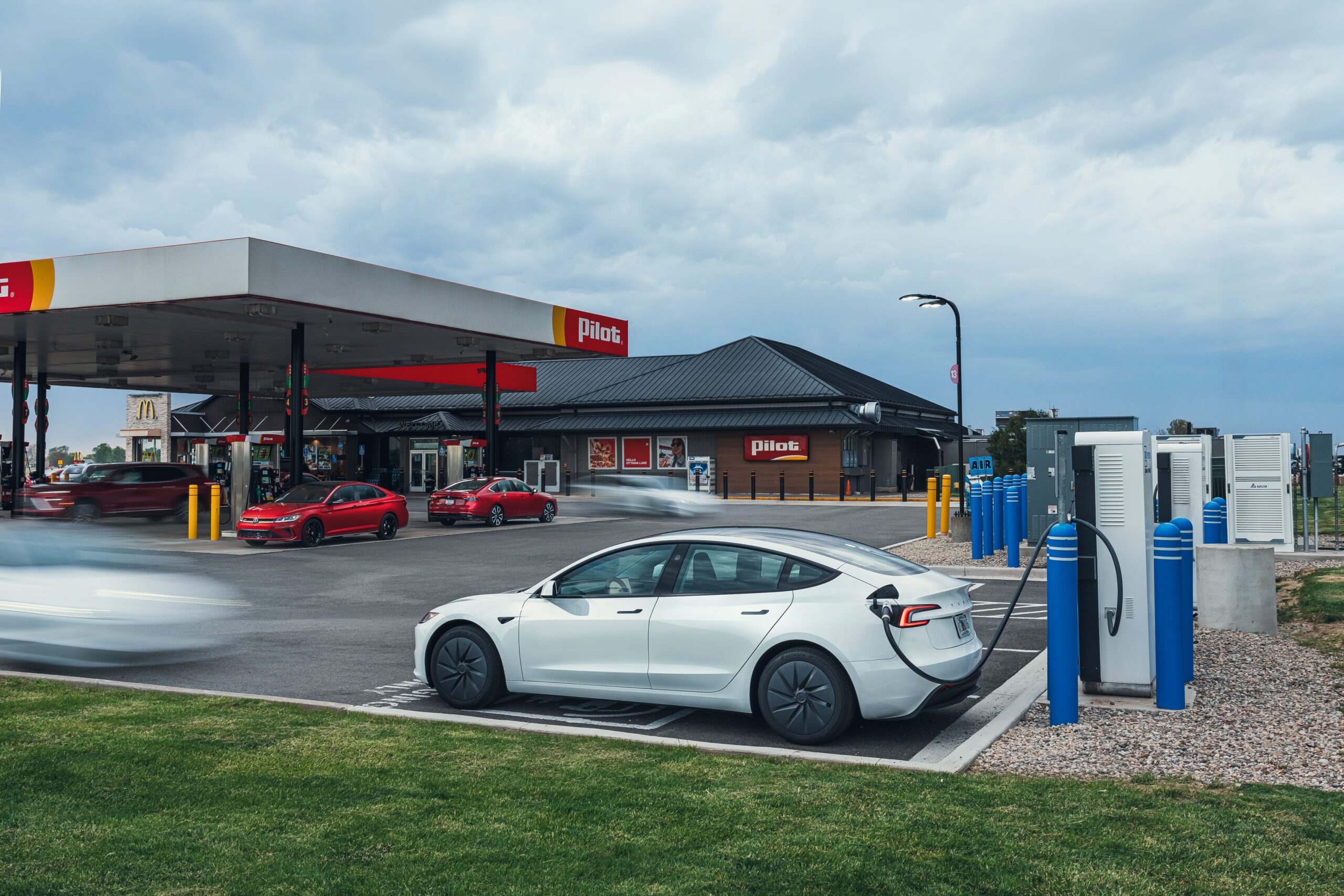 EV, Hybrid, or Gas Car: What’s Best for a Road Trip?